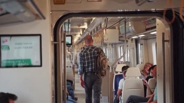 Habitante Ciudad Con Una Mochila Usando Metro Vagón Tren Adulto — Vídeos de Stock