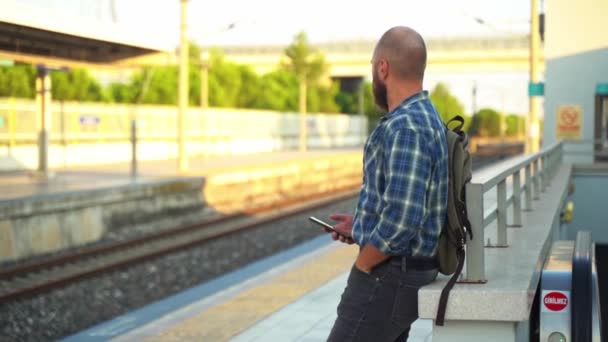 플랫폼에 지하철 기차와 거주자 교통에 휴대폰을 향하고 시민이 지하철에 의존으로 — 비디오