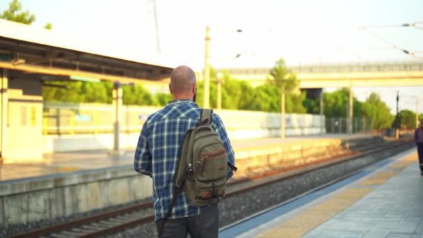 Városi Lakos Egy Hátizsákkal Sétált Végig Metró Vonat Peronon Egy — Stock videók