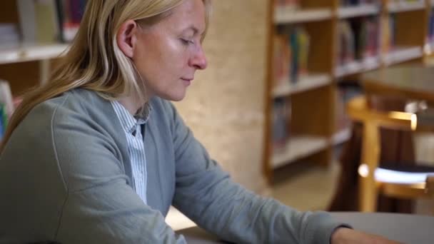 在学校或大学的课堂上学习成熟的学生 中年妇女使用笔记本电脑备课和组织资料撰写论文 科研工作 成人教育 — 图库视频影像
