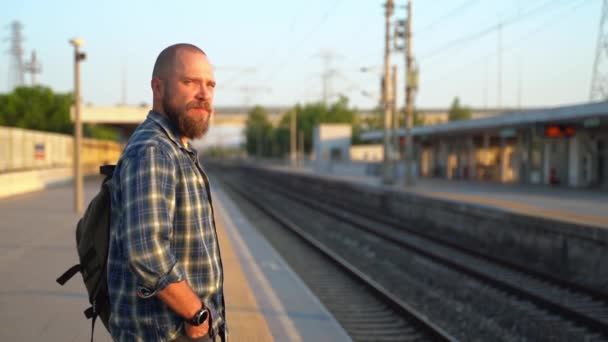 Homem Com Mochila Aguardando Trem Metrô Plataforma Ferroviária Adulto Vai — Vídeo de Stock