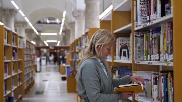 Žena Středního Věku Knihovně Nebo Knihkupectví Vybírá Knihu Dospělí Listují — Stock video