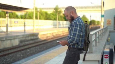 Video oyunları oynayan ya da sosyal medya içeriğini izleyen genç yetişkinler toplu taşıma, metro, banliyö banliyö treninde işe giderken. Günlük hayatta teknoloji dijital cihazlara bağımlılığı