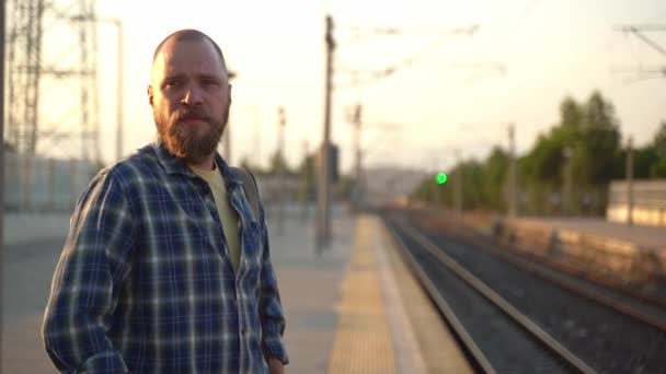 Sırt Çantalı Bir Adam Tren Istasyonunda Metro Trenini Bekliyor Yetişkinler — Stok video