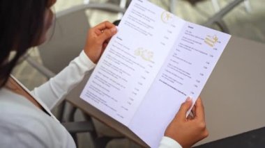 Zarif Kadın Menü Restoranı Yemek Seçme ya da Meşrubat Öğle Yemeği Molası 'nın yakın çekimleri. Halka açık kafeteryada yemek yemek. Garson siparişi. Sıska Kadın Diyet Yemekleri Alkol İçeceği Tabağı.