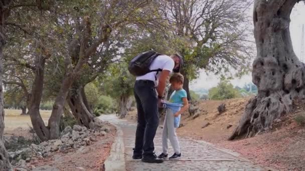 Viaje Com Pessoas Pai Caucasiano Seu Menino Menina Caminhando Juntos — Vídeo de Stock