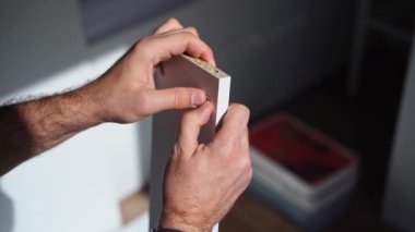Kafkasyalı adam mobilya montajı, gardırop, çivi ve tornavida vidaları yapıyor. Yetişkin bir zanaatkar ev tamiri yapar.