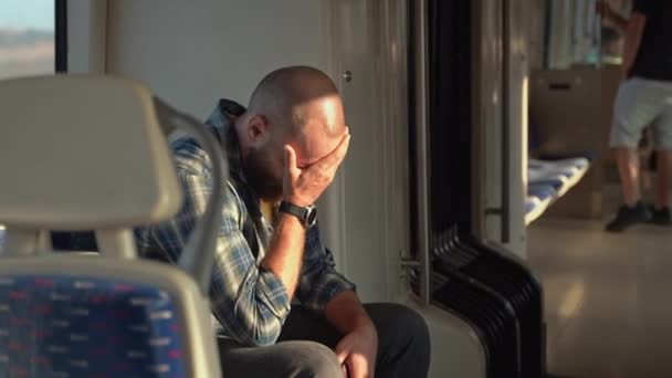 Втомлений Чоловік Позіхає Їде Роботи Вагоні Метро Жителі Передмістя Відправляються — стокове відео
