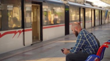 Video oyunları oynayan ya da sosyal medya içeriğini izleyen genç yetişkinler toplu taşıma, metro, banliyö banliyö treninde işe giderken. Günlük hayatta teknoloji dijital cihazlara bağımlılığı