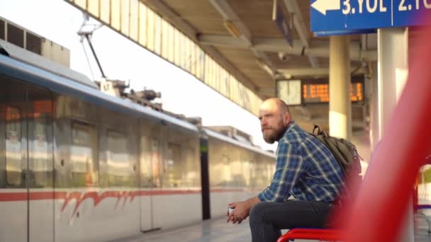Adulto Con Una Mochila Usando Metro Vagón Tren Adulto Dirigiéndose — Vídeos de Stock