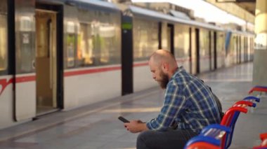 Video oyunları oynayan ya da sosyal medya içeriğini izleyen genç yetişkinler toplu taşıma, metro, banliyö banliyö treninde işe giderken. Günlük hayatta teknoloji dijital cihazlara bağımlılığı