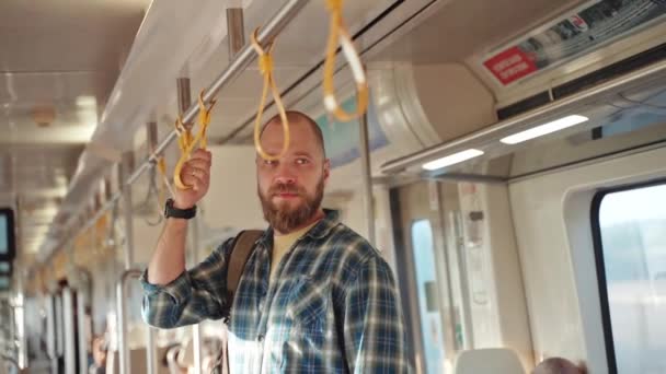 Adulto Con Una Mochila Usando Metro Vagón Tren Adulto Dirigiéndose — Vídeos de Stock