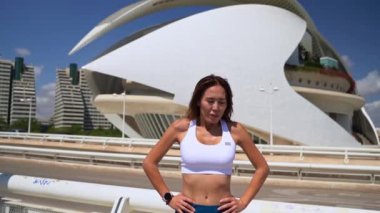 Koşu egzersizinden sonra derin derin nefes alan Asyalı bir kadın. Amaçlara, adanmışlığa ve dayanıklılığa ulaştığım için mutluyum. Spor maratonu koşan yetişkinler dışarıda. Tatmin egzersizi.