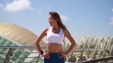 Koşu egzersizinden sonra derin derin nefes alan Asyalı bir kadın. Amaçlara, adanmışlığa ve dayanıklılığa ulaştığım için mutluyum. Spor maratonu koşan yetişkinler dışarıda. Tatmin egzersizi.