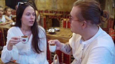 Antik Avrupa şehir merkezinde doğu pazarı keşfeden genç bir çift. Kaşifler tarihi tarihi yapılar kalesini ziyaret ediyorlar. Kafede Türk kahvesi tatmak
