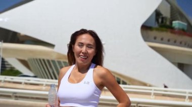 Koşu egzersizinden sonra derin derin nefes alan Asyalı bir kadın. Amaçlara, adanmışlığa ve dayanıklılığa ulaştığım için mutluyum. Spor maratonu koşan yetişkinler dışarıda. Tatmin egzersizi.