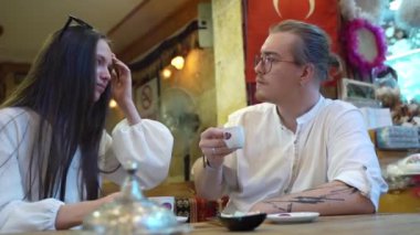 Antik Avrupa şehir merkezinde doğu pazarı keşfeden genç bir çift. Kaşifler tarihi tarihi yapılar kalesini ziyaret ediyorlar. Kafede Türk kahvesi tatmak