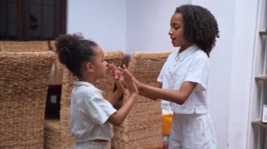 Irklar arası kızlar oturma odasında kafiye sayarak şarkı söylerler. Afrika kökenli Amerikalı çocuklar için mutlu karışık ırklar hafta sonları aileleriyle evde kalıyorlar. Birlikte yaşam tarzı aktivitesi
