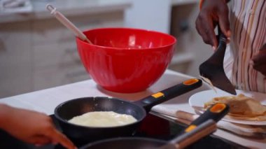 Kapatın ellerinizi, Afrikalı Amerikalı şef baba evdeki rahat mutfakta kızarmış gözleme pişiriyor. Aile geleneği hafta sonu eğlence aktivitesi