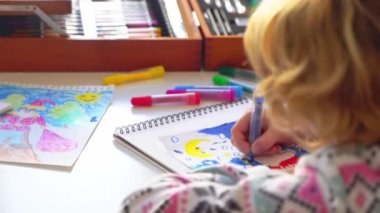 Noel Baba 'ya yeni yıl tatili için mektup yazan çocuk, rahat Noel süslemeleri ve ışıkları, renkli kalemler çizen kız, Noel Baba' ya hediyeler hazırlayan çocuk,