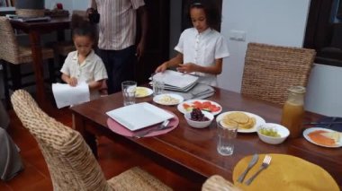 Mutlu ebeveynler ve çocuklar Afro-Amerikan Kafkas servis masasında birlikte öğle yemeği yemeden önce. Aile geleneği, çocuklar için sağlıklı yiyecekler, boş zaman aktivitesi, bakım ve ilişkiler