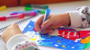 Noel Baba 'ya yeni yıl tatili için mektup yazan çocuk, rahat Noel süslemeleri ve ışıkları, renkli kalemler çizen kız, Noel Baba' ya hediyeler hazırlayan çocuk,