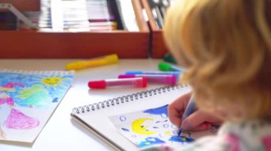 Noel Baba 'ya yeni yıl tatili için mektup yazan çocuk, rahat Noel süslemeleri ve ışıkları, renkli kalemler çizen kız, Noel Baba' ya hediyeler hazırlayan çocuk,