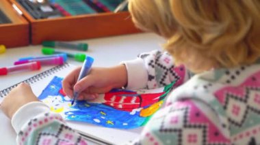 Noel Baba 'ya yeni yıl tatili için mektup yazan çocuk, rahat Noel süslemeleri ve ışıkları, renkli kalemler çizen kız, Noel Baba' ya hediyeler hazırlayan çocuk,