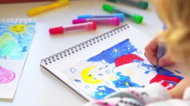 Noel Baba 'ya yeni yıl tatili için mektup yazan çocuk, rahat Noel süslemeleri ve ışıkları, renkli kalemler çizen kız, Noel Baba' ya hediyeler hazırlayan çocuk,