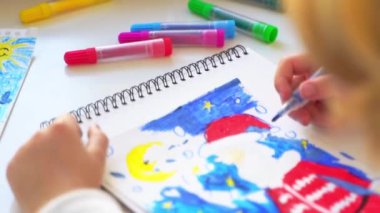 Noel Baba 'ya yeni yıl tatili için mektup yazan çocuk, rahat Noel süslemeleri ve ışıkları, renkli kalemler çizen kız, Noel Baba' ya hediyeler hazırlayan çocuk,