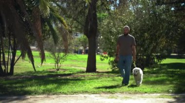 Adam yaz aylarında köpeğiyle birlikte parkın dışında geziyor. Sahibi evcil hayvanıyla ilgileniyor. Evcil hayvanların akıl sağlığı,