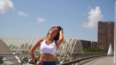 Koşu egzersizinden sonra derin derin nefes alan Asyalı bir kadın. Amaçlara, adanmışlığa ve dayanıklılığa ulaştığım için mutluyum. Spor maratonu koşan yetişkinler dışarıda. Tatmin egzersizi.