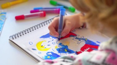 Noel Baba 'ya yeni yıl tatili için mektup yazan çocuk, rahat Noel süslemeleri ve ışıkları, renkli kalemler çizen kız, Noel Baba' ya hediyeler hazırlayan çocuk,