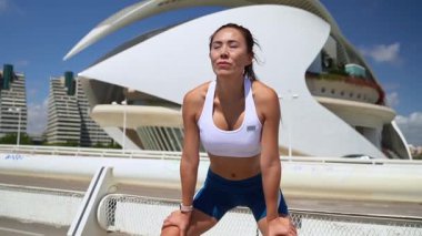 Koşu egzersizinden sonra derin nefes alan spor giysili Asyalı kadın. Amaçlara, adanmışlığa ve dayanıklılığa ulaştığım için mutluyum. Spor maratonu koşan yetişkinler dışarıda. Tatmin egzersizi.