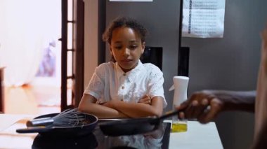 Kapatın ellerinizi, Afrikalı Amerikalı erkek şef, baba kızlarıyla birlikte evdeki rahat mutfakta krep pişiriyor. Aile geleneği hafta sonu eğlence aktivitesi