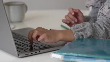 İlkokul Afro-Amerikan öğrenci kulaklıklı el yazısıyla dizüstü bilgisayar kullanıyor. Uzaktan öğrenme çevrimiçi eğitim. Liseli kız evde dijital tabletle çalışıyor.