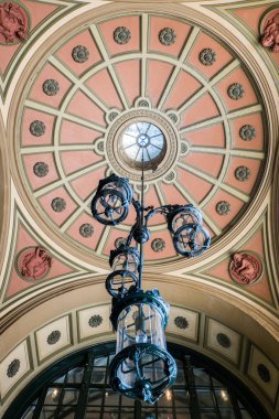 Zürih tren istasyonunda tavan motifi.