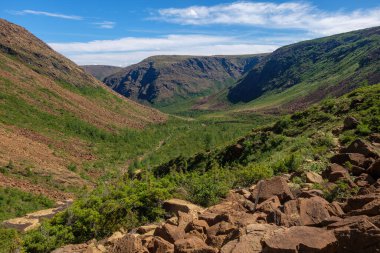 Mont Albert, Quebec, Kanada yakınlarında yeşil vadisi olan kahverengi kayalık tepeler