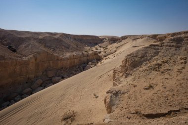 Kuveyt 'in kuzeyindeki çölde bir uçurumun kenarında küçük bir dere..