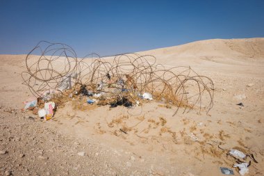 Çölde dikenli tel ve çöp