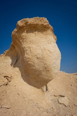 Kuveyt çölünde eşsiz şekilli bir kaya özelliği..