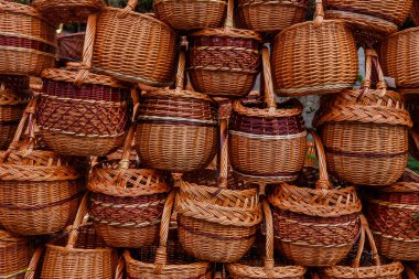 Duvar gibi istiflenmiş el yapımı hasır sepetler.