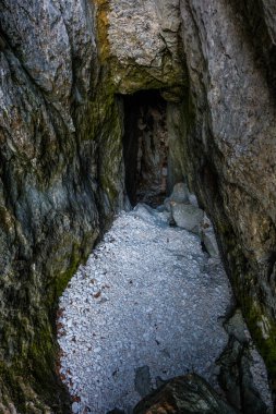 Slovenya 'daki Soca nehrinin pınarındaki Karst mağarası, kuraklık nedeniyle şu anda kuru.