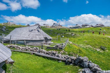 Slovenya 'daki Kamnik-Savinja Alplerinde çoban tarafından Velika planinasında kullanılan tipik bir kulübe.