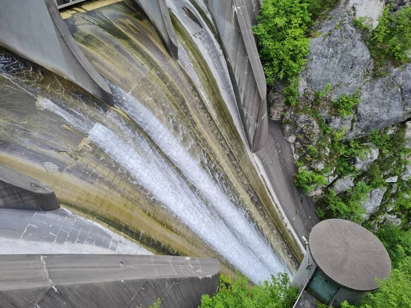 Água Que Flui Sobre Derrame Uma Barragem Uma Central Hidroeléctrica — Fotografia de Stock