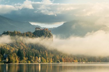 Gölün yukarısındaki kanlı kale sisli bir sonbahar sabahında kanadı.