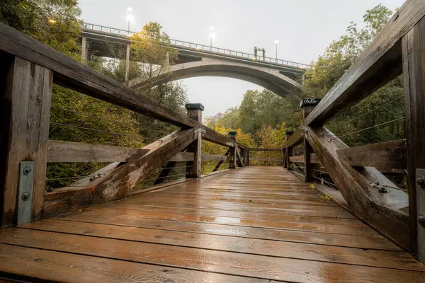 Puente Sobre Río Kokra Kranj Disparado Desde Pasarela Madera Cañón Imagen De Stock