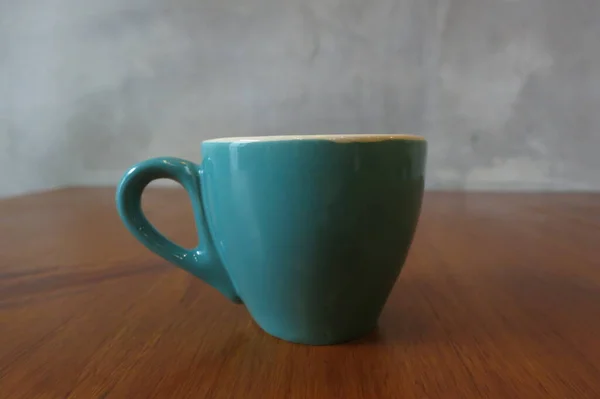 Kahvi Sininen Kuppi Puinen Pöytä Kahvilassa — kuvapankkivalokuva
