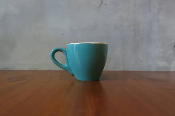 Kafedeki Ahşap Masada Mavi Bardakta Kahve — Stok fotoğraf