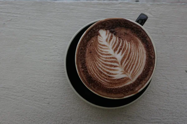 Eine Tasse Latte Art Kaffee Auf Zementboden — Stockfoto